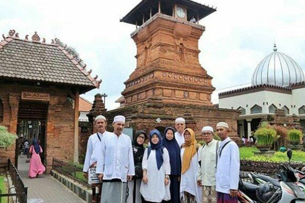 Rencanakan perjalanan wisata atau ziarah Anda dengan mudah melalui layanan kami. Nikmati paket lengkap dengan destinasi menarik, pemandu berpengalaman, dan transportasi nyaman, memastikan perjalanan Anda lancar dan tanpa khawatir.