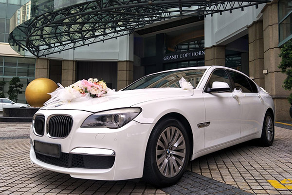 Buat hari pernikahan Anda lebih istimewa dengan layanan Wedding Car kami. Pilih dari berbagai mobil elegan yang siap mengantar Anda ke lokasi pernikahan, menjadikan momen spesial Anda tak terlupakan.
